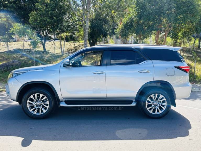 TOYOTA - HILUX SW4 - 2021/2021 - Prata - R$ 289.900,00