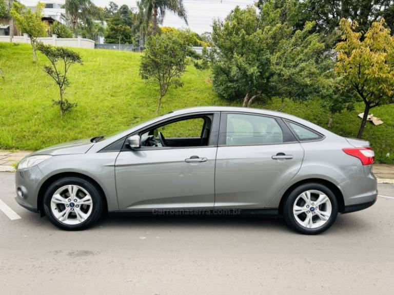 FORD - FOCUS - 2015/2015 - Cinza - R$ 54.900,00