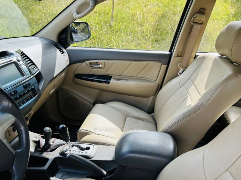 TOYOTA - HILUX SW4 - 2013/2013 - Bege - R$ 139.900,00