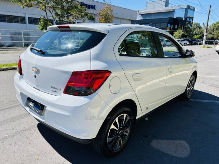 CHEVROLET - ONIX - 2013/2014 - Branca - R$ 48.900,00