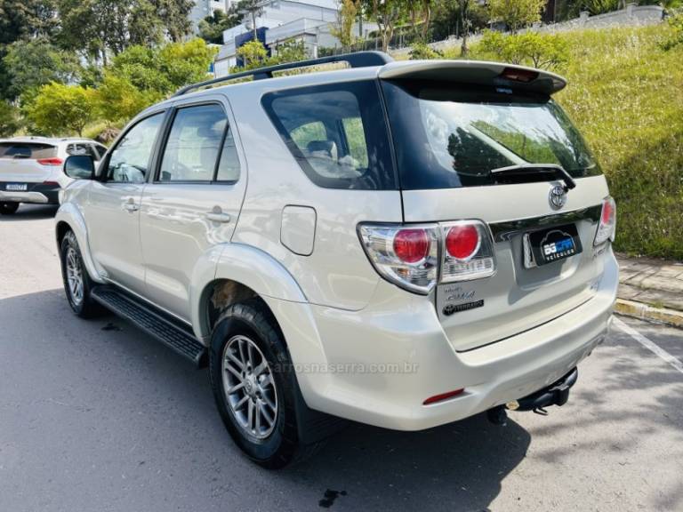 TOYOTA - HILUX SW4 - 2013/2013 - Bege - R$ 139.900,00