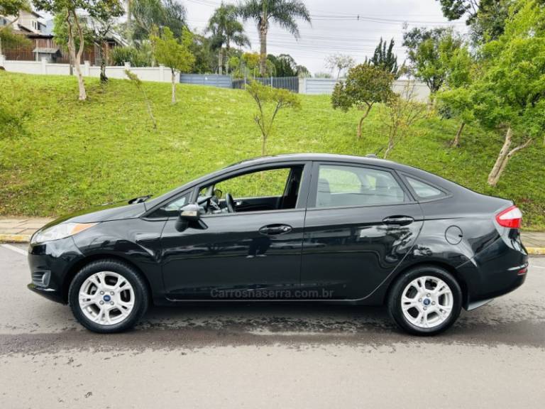 FORD - FIESTA - 2013/2014 - Preta - R$ 44.900,00