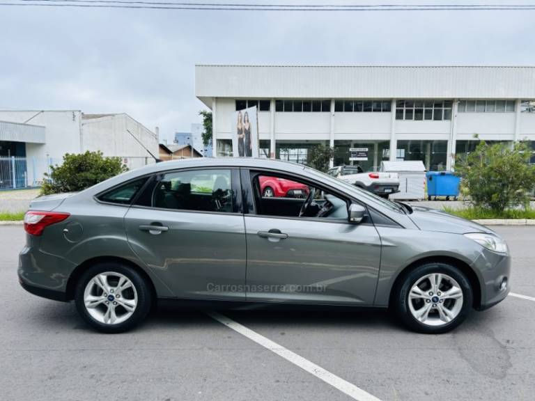 FORD - FOCUS - 2015/2015 - Cinza - R$ 54.900,00