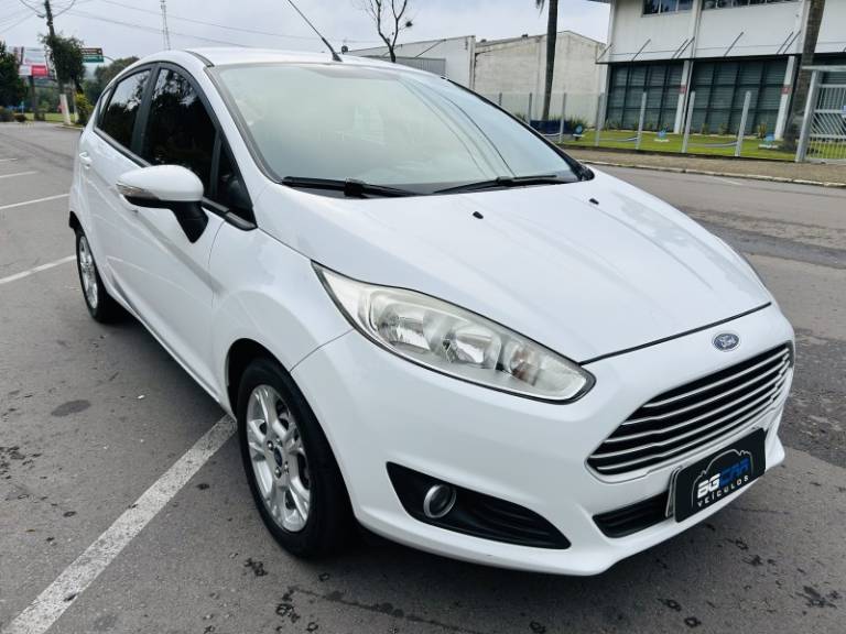FORD - FIESTA - 2013/2014 - Branca - R$ 45.900,00