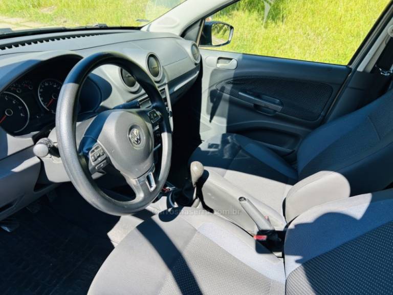 VOLKSWAGEN - VOYAGE - 2014/2015 - Cinza - R$ 45.900,00