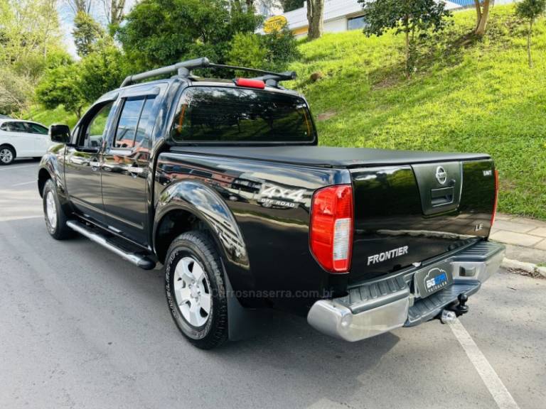 NISSAN - FRONTIER - 2010/2011 - Preta - R$ 89.900,00