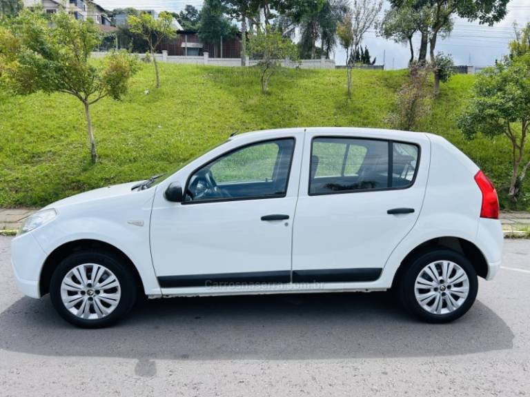 RENAULT - SANDERO - 2009/2010 - Branca - R$ 30.900,00