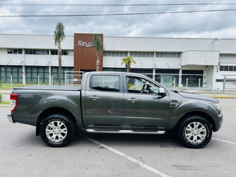 FORD - RANGER - 2017/2018 - Cinza - R$ 145.900,00