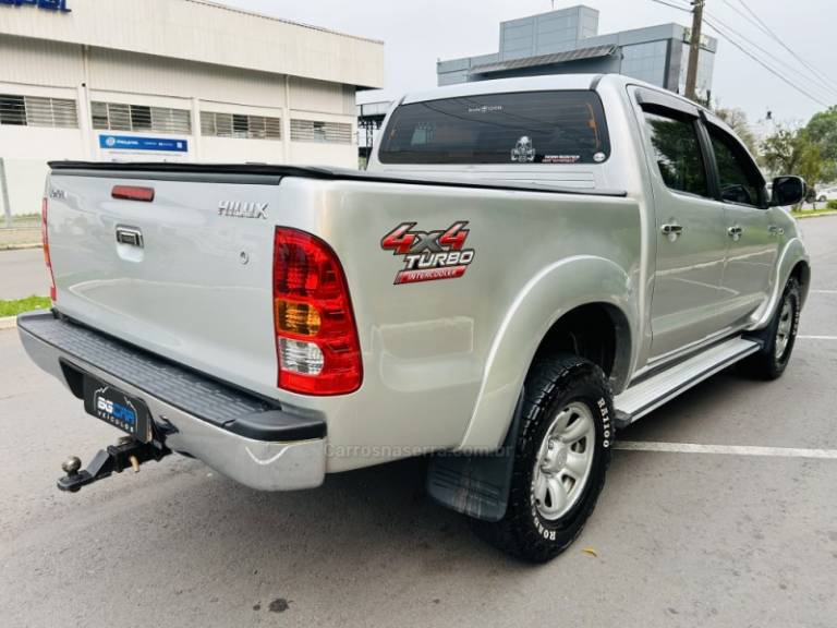 TOYOTA - HILUX - 2011/2011 - Prata - R$ 109.900,00