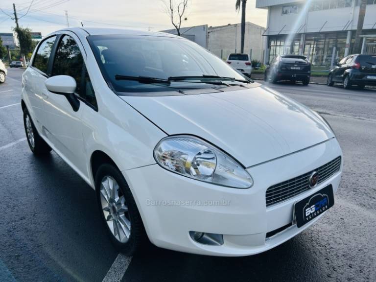 FIAT - PUNTO - 2011/2011 - Branca - R$ 35.900,00