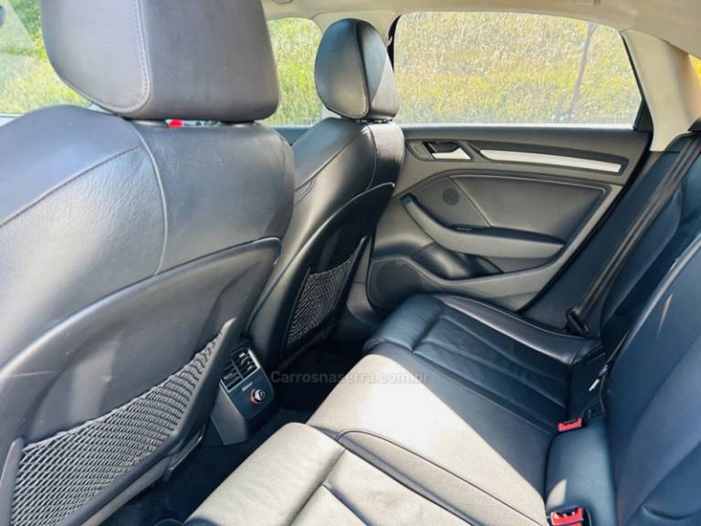 AUDI - A3 - 2015/2016 - Vermelha - R$ 119.900,00