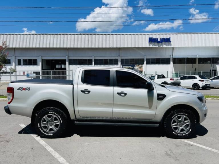 FORD - RANGER - 2016/2017 - Prata - R$ 129.900,00