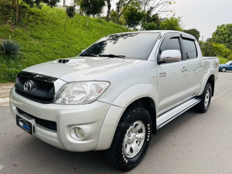 TOYOTA - HILUX - 2011/2011 - Prata - R$ 109.900,00