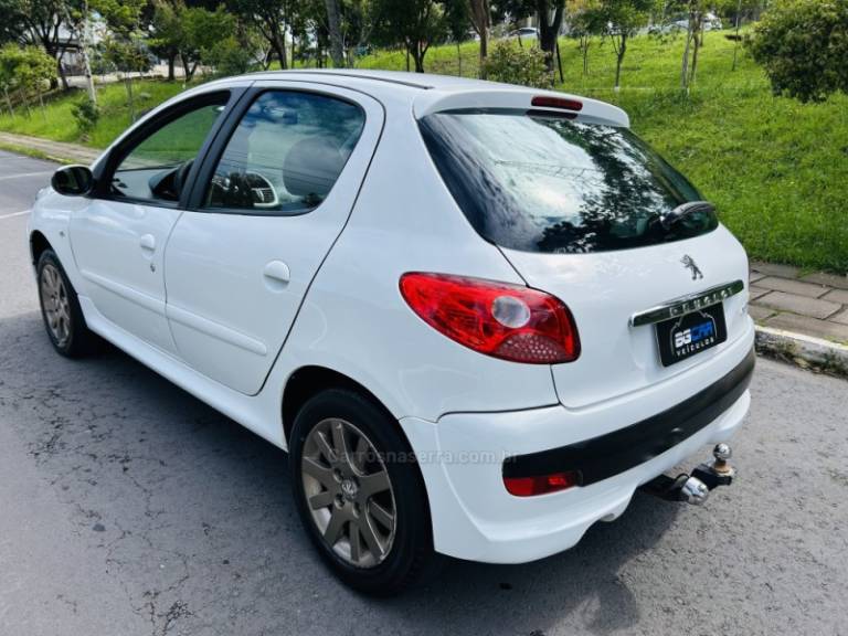 PEUGEOT - 207 - 2010/2011 - Prata - R$ 28.900,00