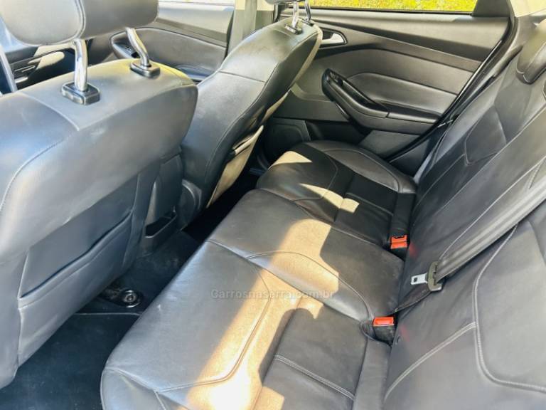 FORD - FOCUS - 2015/2016 - Branca - R$ 59.900,00
