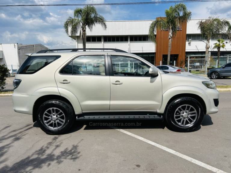 TOYOTA - HILUX SW4 - 2013/2013 - Bege - R$ 139.900,00