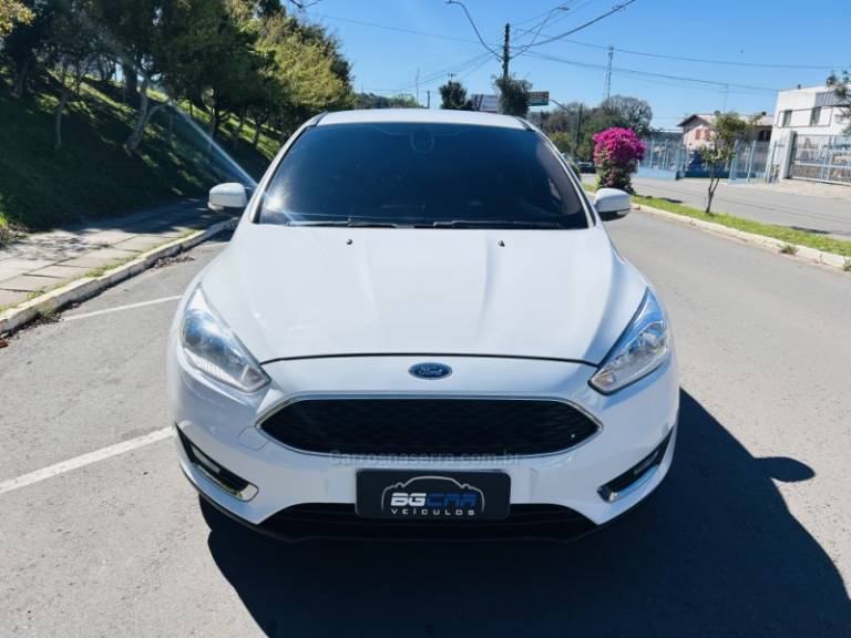 FORD - FOCUS - 2015/2016 - Branca - R$ 59.900,00