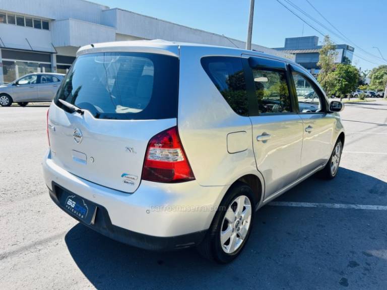 NISSAN - LIVINA - 2009/2010 - Prata - R$ 35.900,00