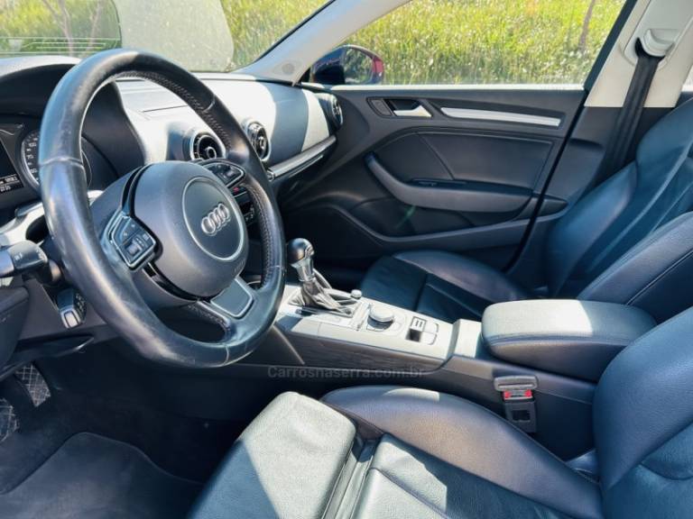 AUDI - A3 - 2015/2016 - Vermelha - R$ 119.900,00