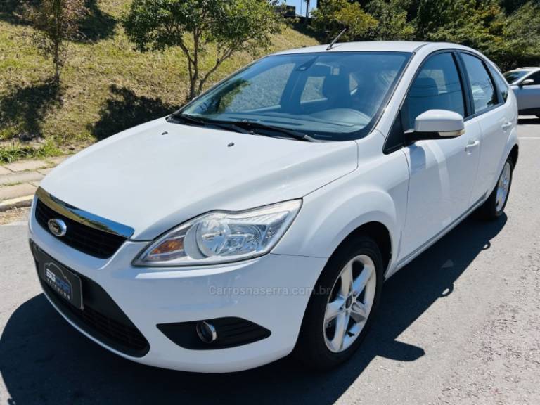 FORD - FOCUS - 2012/2013 - Branca - R$ 48.900,00