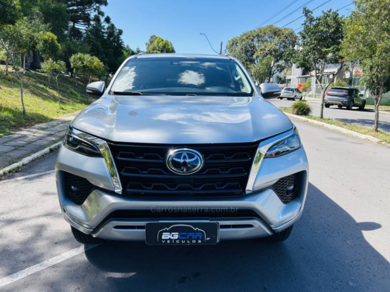 TOYOTA - HILUX SW4 - 2021/2021 - Prata - R$ 289.900,00