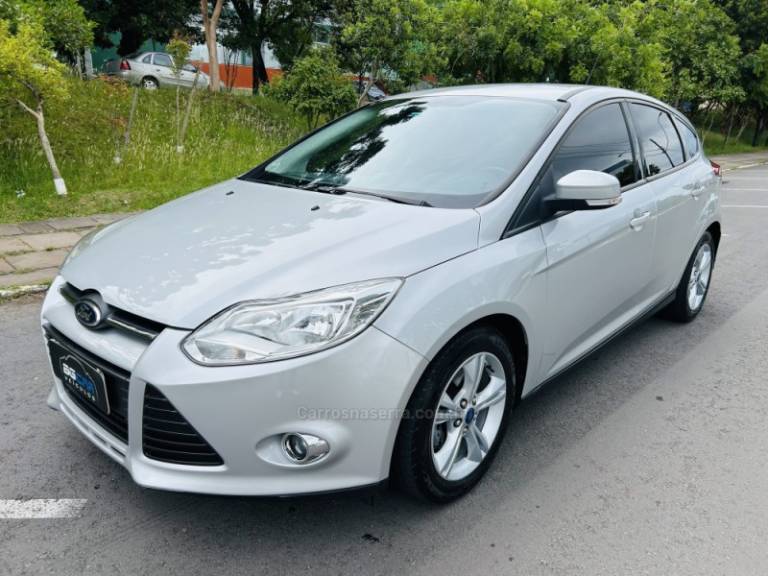 FORD - FOCUS - 2014/2015 - Prata - R$ 59.900,00