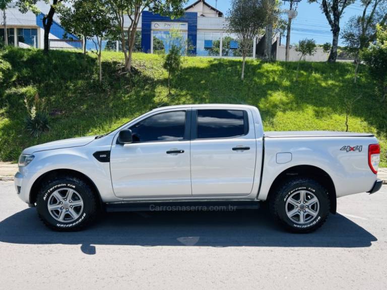 FORD - RANGER - 2016/2017 - Prata - R$ 129.900,00
