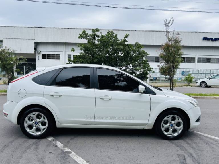 FORD - FOCUS - 2012/2013 - Branca - R$ 49.900,00