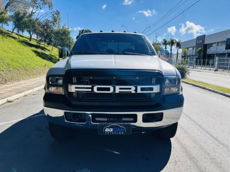 FORD - F-250 - 2006/2007 - Prata - R$ 159.900,00