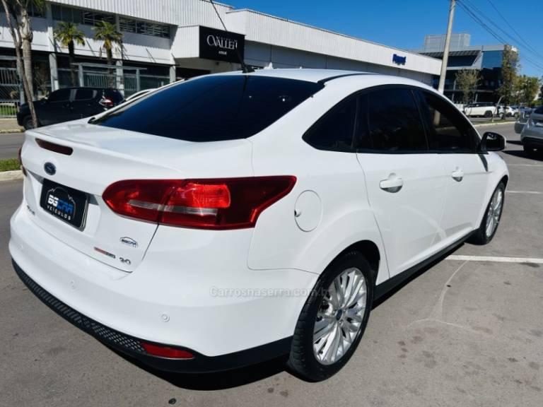 FORD - FOCUS - 2015/2016 - Branca - R$ 59.900,00