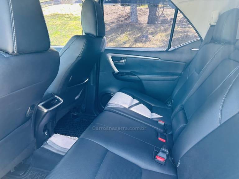 TOYOTA - HILUX SW4 - 2021/2021 - Prata - R$ 289.900,00