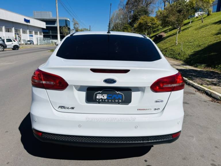 FORD - FOCUS - 2015/2016 - Branca - R$ 59.900,00