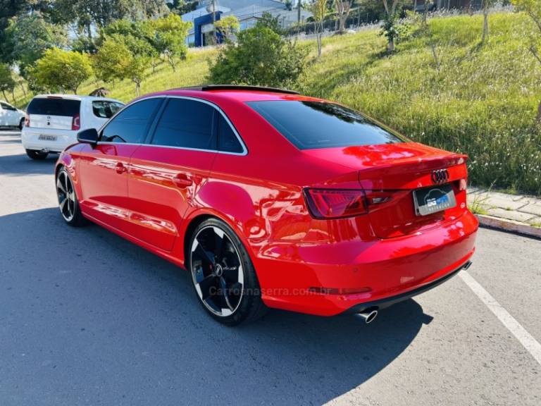 AUDI - A3 - 2015/2016 - Vermelha - R$ 119.900,00