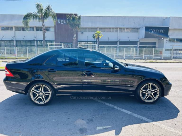 MERCEDES-BENZ - C 180 - 2005/2006 - Preta - R$ 59.900,00