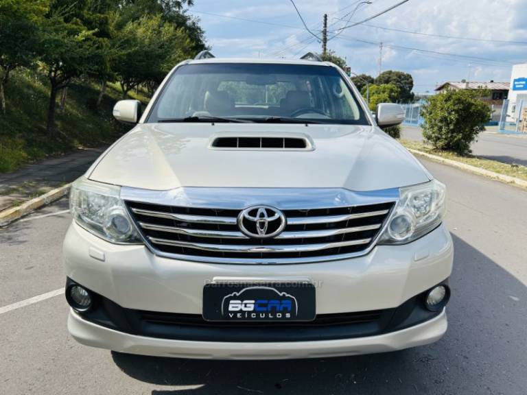TOYOTA - HILUX SW4 - 2013/2013 - Bege - R$ 139.900,00