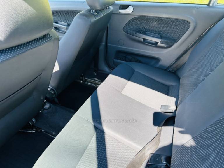 VOLKSWAGEN - VOYAGE - 2014/2015 - Cinza - R$ 45.900,00