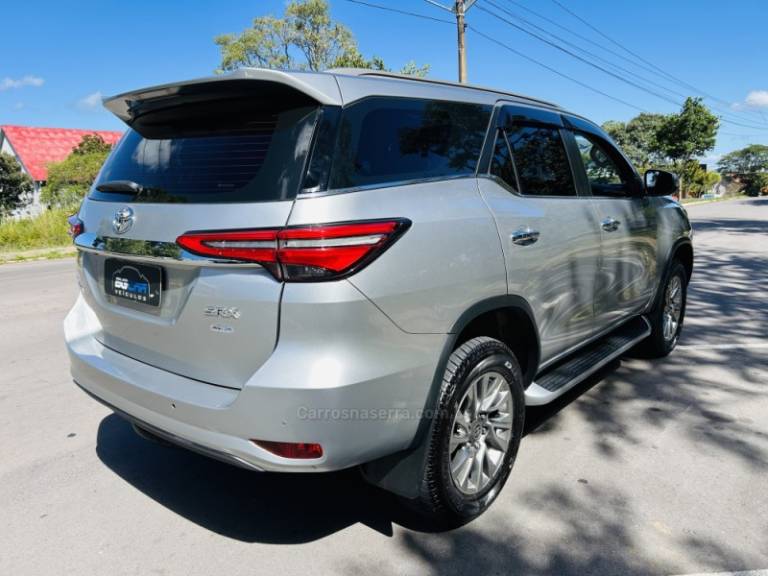 TOYOTA - HILUX SW4 - 2021/2021 - Prata - R$ 289.900,00