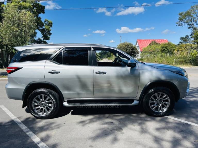 TOYOTA - HILUX SW4 - 2021/2021 - Prata - R$ 289.900,00