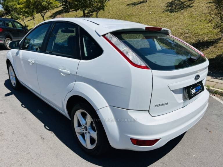 FORD - FOCUS - 2012/2013 - Branca - R$ 48.900,00