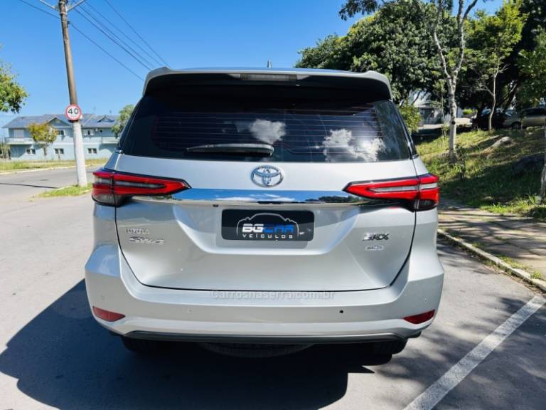 TOYOTA - HILUX SW4 - 2021/2021 - Prata - R$ 289.900,00