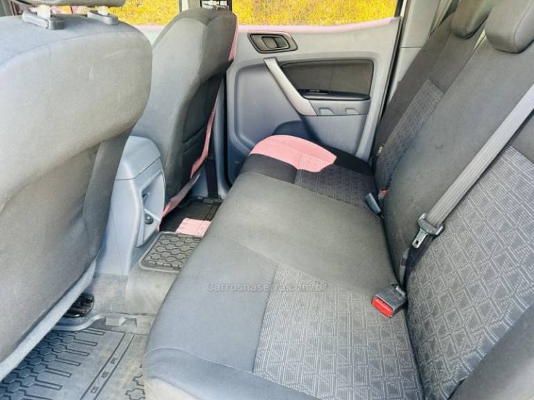 FORD - RANGER - 2016/2017 - Prata - R$ 129.900,00