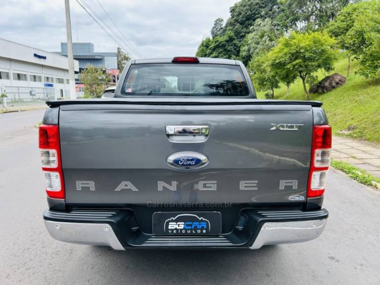 FORD - RANGER - 2017/2018 - Cinza - R$ 145.900,00