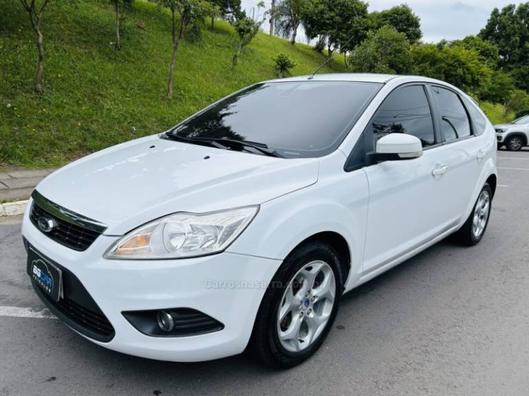 FORD - FOCUS - 2012/2013 - Branca - R$ 49.900,00