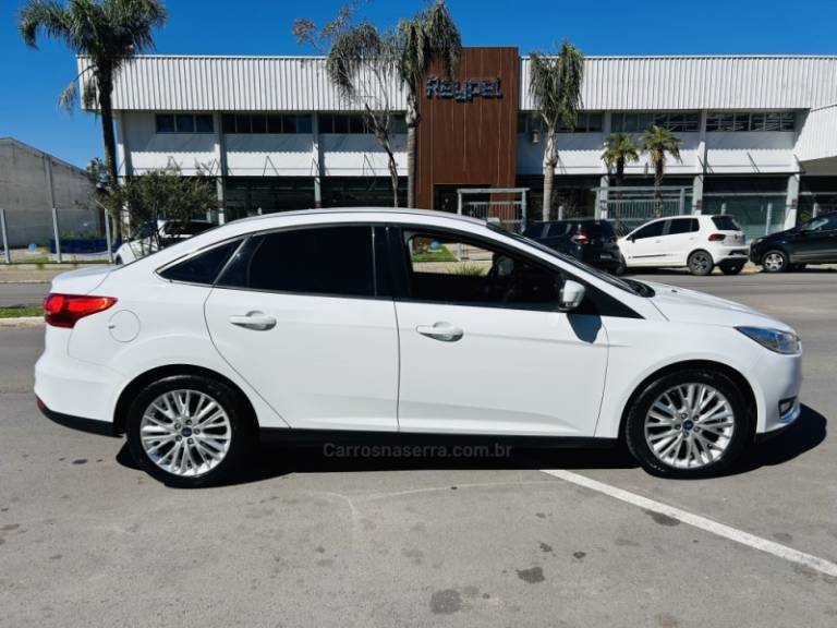 FORD - FOCUS - 2015/2016 - Branca - R$ 59.900,00