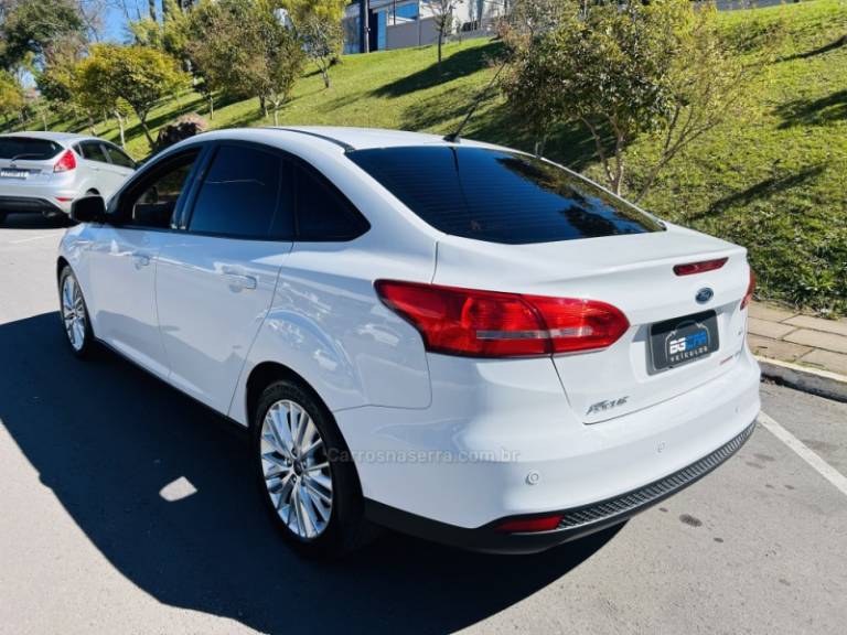FORD - FOCUS - 2015/2016 - Branca - R$ 59.900,00