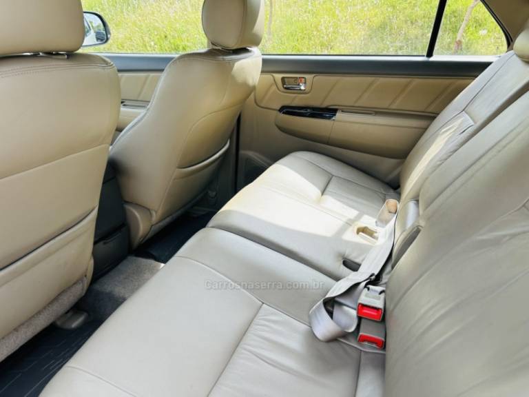 TOYOTA - HILUX SW4 - 2013/2013 - Bege - R$ 139.900,00