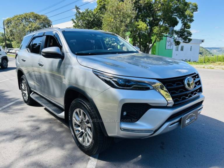 TOYOTA - HILUX SW4 - 2021/2021 - Prata - R$ 289.900,00
