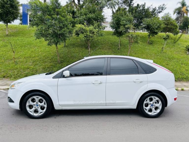 FORD - FOCUS - 2012/2013 - Branca - R$ 49.900,00