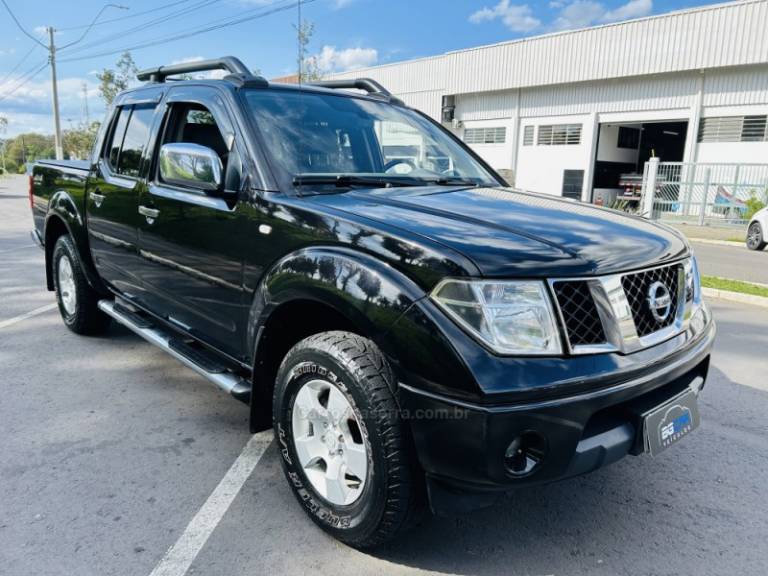 NISSAN - FRONTIER - 2010/2011 - Preta - R$ 89.900,00