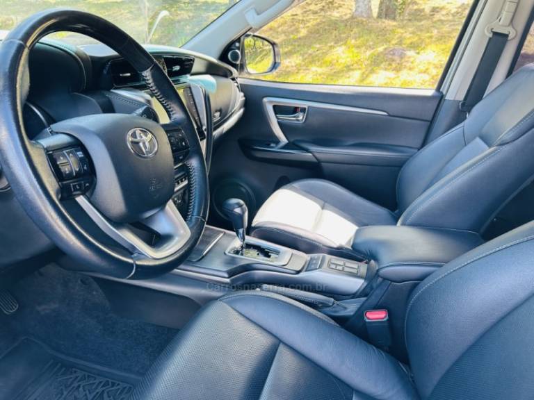 TOYOTA - HILUX SW4 - 2021/2021 - Prata - R$ 289.900,00